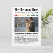 Pasgetrouwd Onze Eerste Kerst Krant Stijl Foto Feestdagenkaart (Staand voorkant)