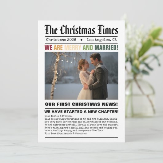 Pasgetrouwd Onze Eerste Kerst Krant Stijl Foto Feestdagenkaart (Staand voorkant)