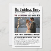Pasgetrouwd Onze Eerste Kerst Krant Stijl Foto Feestdagenkaart (Voorkant)