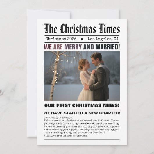 Pasgetrouwd Onze Eerste Kerst Krant Stijl Foto Feestdagenkaart (Voorkant)