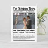 Pasgetrouwd Onze Eerste Kerst Krant Stijl Foto Feestdagenkaart (Staand voorkant)