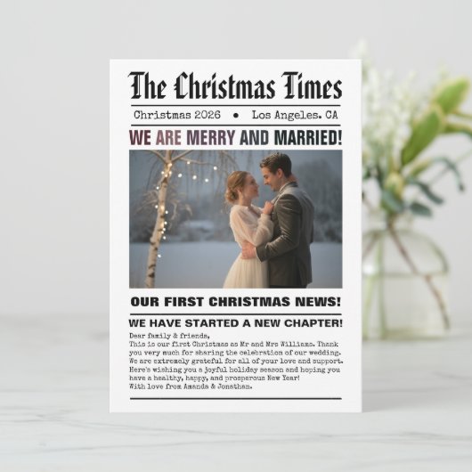 Pasgetrouwd Onze Eerste Kerst Krant Stijl Foto Feestdagenkaart (Staand voorkant)
