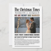 Pasgetrouwd Onze Eerste Kerst Krant Stijl Foto Feestdagenkaart (Voorkant)
