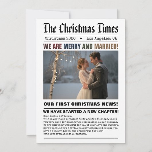 Pasgetrouwd Onze Eerste Kerst Krant Stijl Foto Feestdagenkaart (Voorkant)