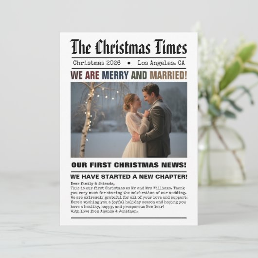 Pasgetrouwd Onze Eerste Kerst Krant Stijl Foto Feestdagenkaart (Staand voorkant)