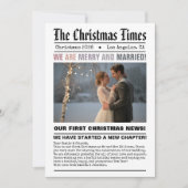 Pasgetrouwd Onze Eerste Kerstmis Krant Stijl Foto Feestdagenkaart (Voorkant)