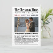 Pasgetrouwd Onze Eerste Kerstmis Krant Stijl Foto Feestdagenkaart (Staand voorkant)