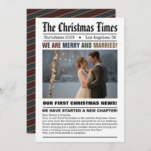 Pasgetrouwd Onze Eerste Kerstmis Krant Stijl Foto Feestdagenkaart (Voorkant / Achterkant)