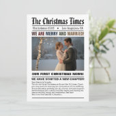 Pasgetrouwd Onze Eerste Kerstmis Krant Stijl Foto Feestdagenkaart (Staand voorkant)