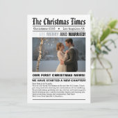 Pasgetrouwd Onze Eerste Kerstmis Krantstijl Foto Feestdagenkaart (Staand voorkant)