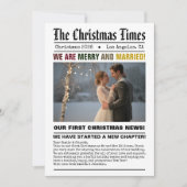 Pasgetrouwd Onze Eerste Kerstmis Krantstijl Foto Feestdagenkaart (Voorkant)