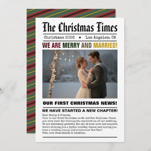 Pasgetrouwd Onze Eerste Kerstmis Krantstijl Foto Feestdagenkaart (Voorkant / Achterkant)