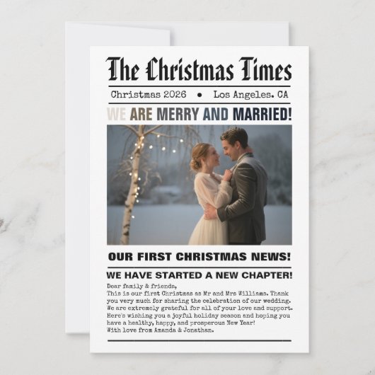 Pasgetrouwd Onze Eerste Kerstmis Krantstijl Foto Feestdagenkaart (Voorkant)