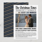 Pasgetrouwd Onze Eerste Kerstmis Krantstijl Foto Feestdagenkaart (Voorkant / Achterkant)