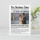 Pasgetrouwd Onze Eerste Kerstmis Krantstijl Foto Feestdagenkaart (Staand voorkant)