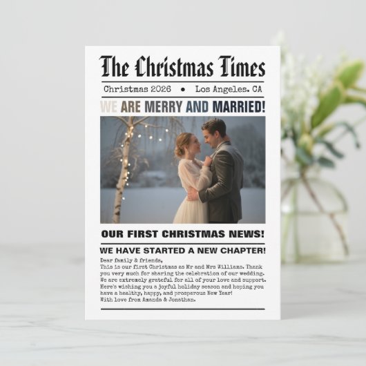 Pasgetrouwd Onze Eerste Kerstmis Krantstijl Foto Feestdagenkaart (Staand voorkant)