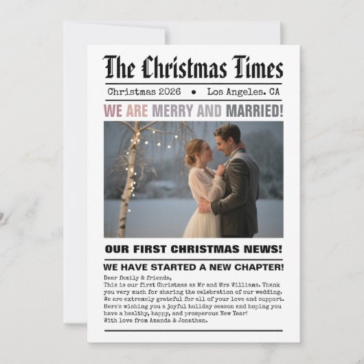Pasgetrouwd Onze Eerste Kerstmis Krantstijl Foto Feestdagenkaart (Voorkant)
