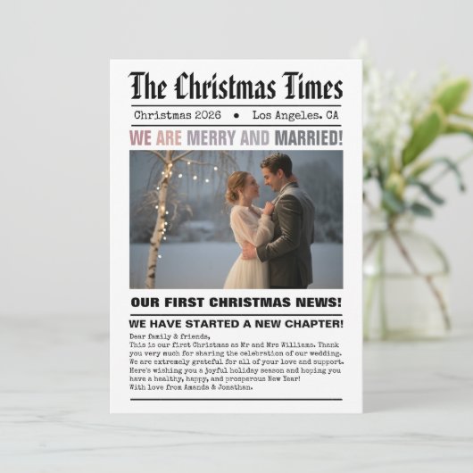 Pasgetrouwd Onze Eerste Kerstmis Krantstijl Foto Feestdagenkaart (Staand voorkant)