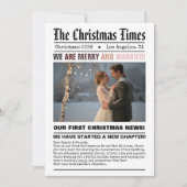 Pasgetrouwd Onze Eerste Kerstmis Krantstijl Foto Feestdagenkaart (Voorkant)