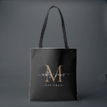 Pasgetrouwde Meneer Mevrouw Monogram Namen Jaar Go Tote Bag<br><div class="desc">Chique, moderne en eenvoudige monogram tas met je namen in witte elegante handgeschreven kalligrafie op een zwarte achtergrond met jouw monogram in goud. Voeg eenvoudig je namen, jaar van oprichting en monogram toe in stijlvolle typografie. Perfect luxe cadeau voor de gasten van het pasgetrouwde stel. Exclusief voor jou ontworpen door...</div>