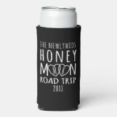 Pasgetrouwden Honeymoon Roadtrip Monogram Seltzer Blikjeskoeler (Seltzer Voorkant)