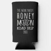 Pasgetrouwden Honeymoon Roadtrip Monogram Seltzer Blikjeskoeler (Voorkant)