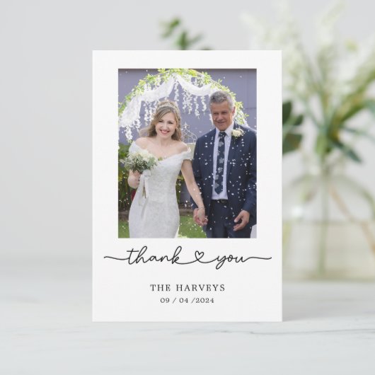 Pasgetrouwden Minimalistische Eenvoudige Typografi Bedankkaart (Staand voorkant)