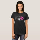 Pash roze lippenstift kus bij nacht t-shirt (Voorkant volledig)