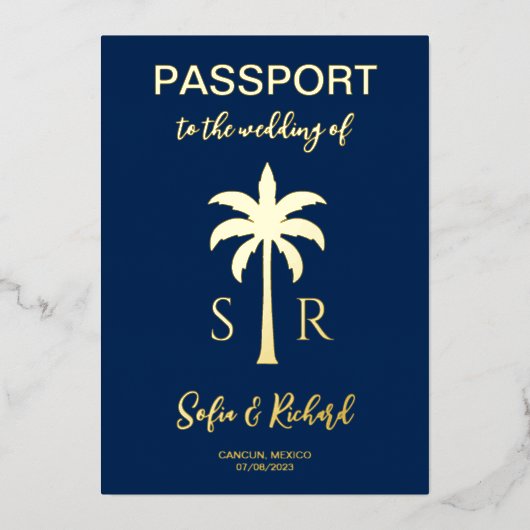 Paspoortbruiloft Bestemming Gold Palm Monogram Folie Uitnodiging (Voorkant)