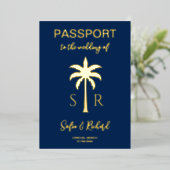 Paspoortbruiloft Bestemming Gold Palm Monogram Folie Uitnodiging (Staand Voorkant)