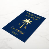 Paspoortbruiloft Bestemming Gold Palm Monogram Folie Uitnodiging (Gedraaid)
