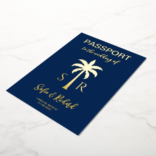 Paspoortbruiloft Bestemming Gold Palm Monogram Folie Uitnodiging (Gedraaid)