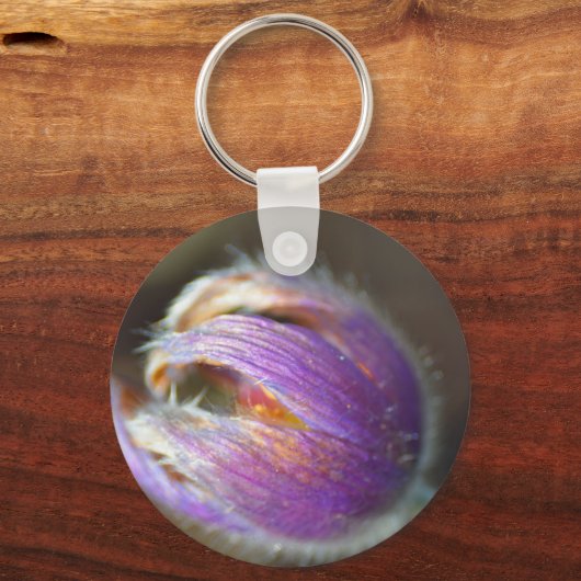 Pasque Flower Bud Sleutelhanger (Voorkant)