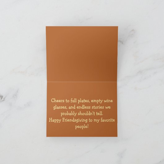 Pass the Pie & the Gossip | Funny Friendsgiving Ca Kaart (Binnen)
