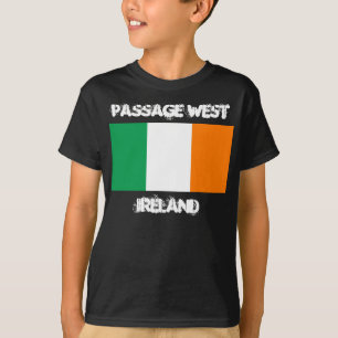 Passage West, Ierland met Ierse vlag T-shirt