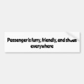 Passagier is harig, vriendelijk en werpt overal bumpersticker (Voorkant)