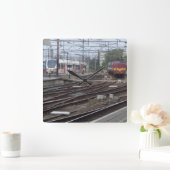 Passagierstreinen die op de klok van het spoorwegs (Huis)