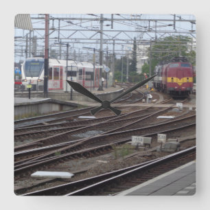 Passagierstreinen die op de klok van het spoorwegs