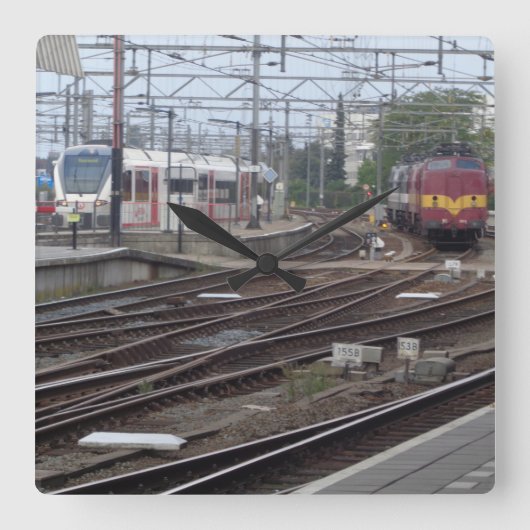 Passagierstreinen die op de klok van het spoorwegs (Voorkant)