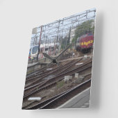 Passagierstreinen die op de klok van het spoorwegs (Hoek)