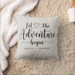 Passen getrouwd bruiloft Keepsake Kussen<br><div class="desc">Eenvoudig script "laat het avontuur beginnen" citaat met hart,  aan te passen met uw namen en trouwdatum. Een moderne trendy stijl voor jonge pasgetrouwden. Script quote en minimalistische schreefloze namen.</div>