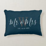 Passen getrouwd de heer Navy Blue Script Monogram  Accent Kussen<br><div class="desc">Verrassend een paar met deze Passen getrouwd Mr en Mrs Navy Blue Script Monogram Accent Pillow. Het is modern ontworpen aan beide zijden met een donkerblauwe achtergrond. Het centrum heeft een grote donkergrijze monogram letter en de tekst is "mr en mrs" in wit trendy hand lettered script. De vastgestelde datum...</div>