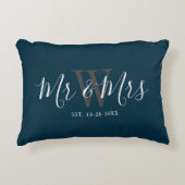 Passen getrouwd de heer Navy Blue Script Monogram  Accent Kussen (Voorkant)