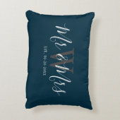 Passen getrouwd de heer Navy Blue Script Monogram  Accent Kussen (Achterkant (Verticaal))