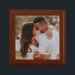 Passen getrouwd Foto Wooden Jewelry Keepomwille Bo Cadeaudoosje<br><div class="desc">Pas deze geschenkdoos aan met foto's en namen. Maakt een geweldig cadeau idee voor de pasgetrouwden,  net getrouwd,  verjaardag,  en nog veel meer.</div>