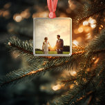 Passen getrouwd Gehuwd Ornament met huwelijksdatum<br><div class="desc">"Gewoon getrouwd" ornament voor nieuwe wieren. Klik op "Aanpassen" om elementen te verplaatsen,  lettertypen,  kleurgrootte en locatie toe te voegen of te wijzigen. U kunt de grijze datum ook verwijderen onder het wit dat als slagschaduw voor leesbaarheid dienst doet.</div>