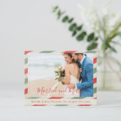 Passen getrouwd Getrouwd en vrolijk rode kerstfoto Feestdagenkaart (Staand voorkant)