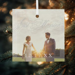 Passen getrouwd gewoon gehuwde huwelijksdatum Foto Glas Ornament<br><div class="desc">"Just Married"-ornament voor nieuwe huwelijken. Klik op "Aanpassen" om elementen te verplaatsen,  lettertypen,  kleurgrootte en locatie toe te voegen of te wijzigen.</div>
