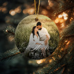 Passen getrouwd gewoon gehuwde sierbruiloft foto keramisch ornament<br><div class="desc">"Gewoon getrouwd" ornament voor nieuwe wieren. Klik op "Aanpassen" om elementen te verplaatsen,  lettertypen,  kleurgrootte en locatie toe te voegen of te wijzigen. U kunt de grijze datum ook verwijderen onder het wit dat als slagschaduw voor leesbaarheid dienst doet.</div>