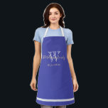 Passen getrouwd Gift Monogram   Familienaam Chic B Schort<br><div class="desc">Passen getrouwd cadeau elegante script monogram familienaam moderne chique blauw en wit Schort. Gepersonaliseerd wit monogram ontwerp met de familienaam en datum van de pasgetrouwde bruidegom, gedrukt in bord belettering op een prachtige blauwe achtergrond. Een uniek cadeau voor jonggehuwden. Heerlijk voor hun nieuwe leven samen, maakt een prachtig Housewarming Gift...</div>